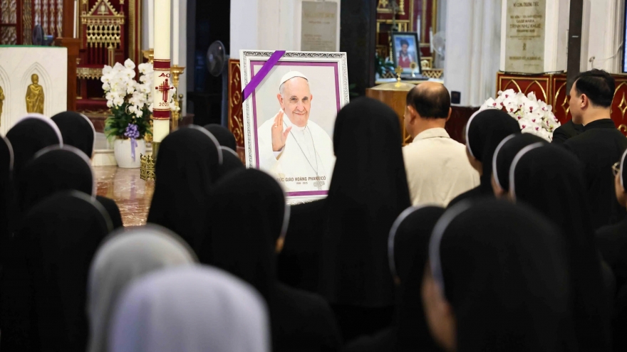 Faithful gather in Hanoi to mourn the passing of Pope Francis